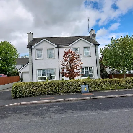 - 3-bedrooms - Sleeps 6 7 - Garden Holiday home Carndonagh