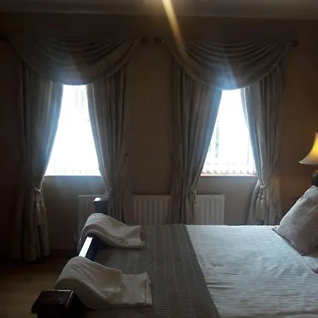 - 3-bedrooms - Sleeps 6 7 - Garden