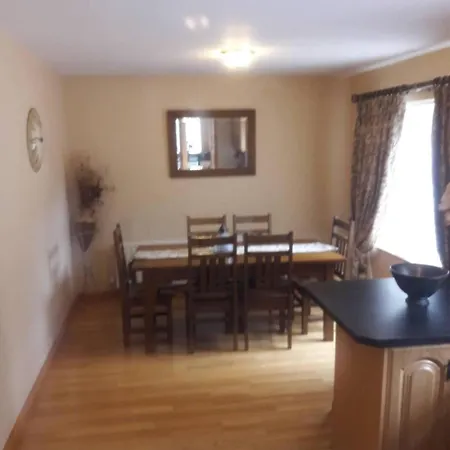 - 3-bedrooms - Sleeps 6 7 - Garden Holiday home *