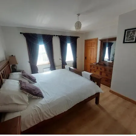 - 3-bedrooms - Sleeps 6 7 - Garden *