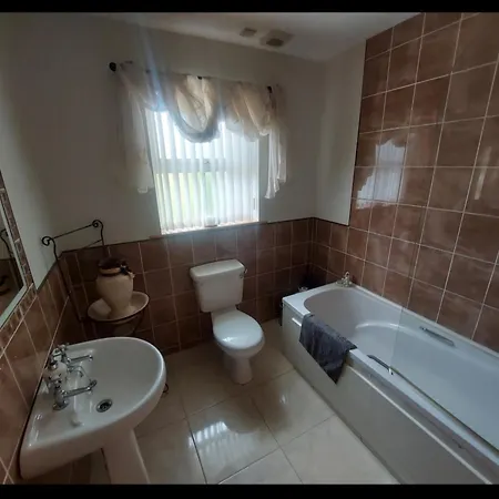 - 3-bedrooms - Sleeps 6 7 - Garden Dom wakacyjny *