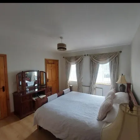 - 3-bedrooms - Sleeps 6 7 - Garden *