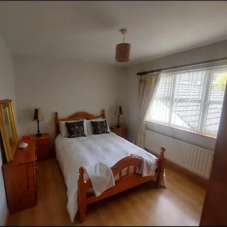 - 3-bedrooms - Sleeps 6 7 - Garden Carndonagh