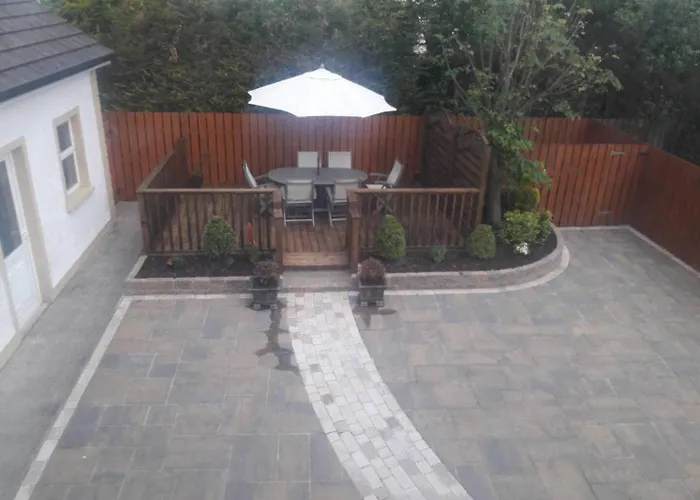 - 3-bedrooms - Sleeps 6 7 - Garden * קרנדונה