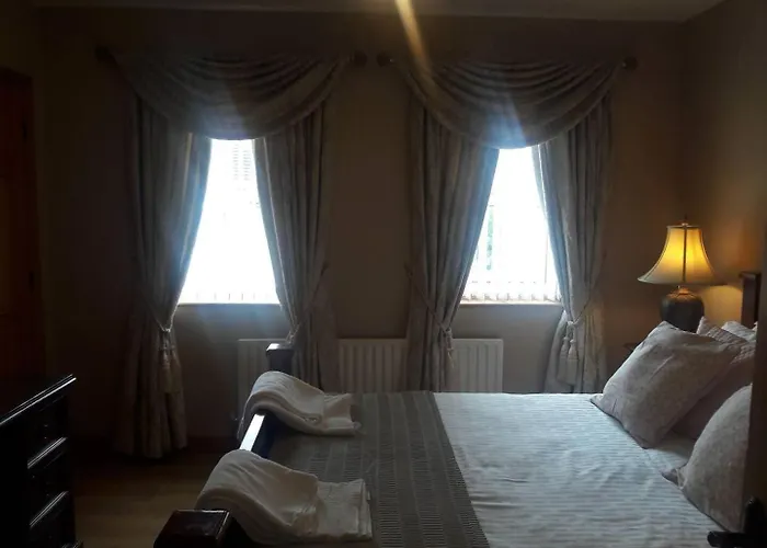 - 3-bedrooms - Sleeps 6 7 - Garden