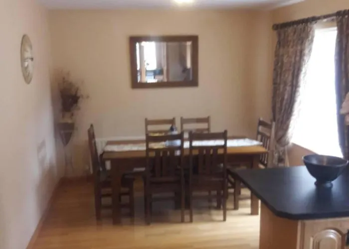 - 3-bedrooms - Sleeps 6 7 - Garden Сasa de vacaciones *