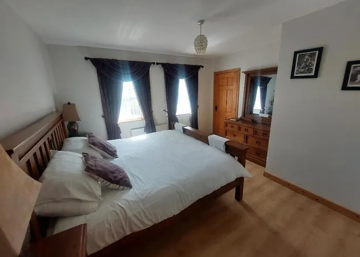 - 3-bedrooms - Sleeps 6 7 - Garden *
