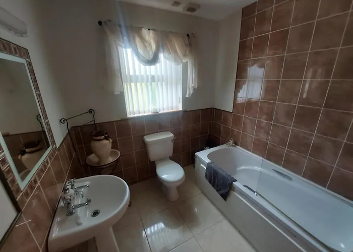 - 3-bedrooms - Sleeps 6 7 - Garden בית נופש *