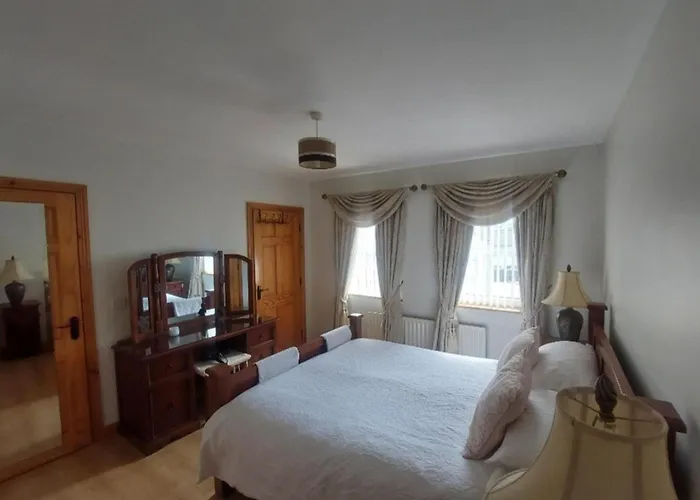 - 3-bedrooms - Sleeps 6 7 - Garden *
